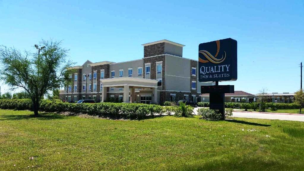 Quality Inn & Suites Victoria East - thumb 0