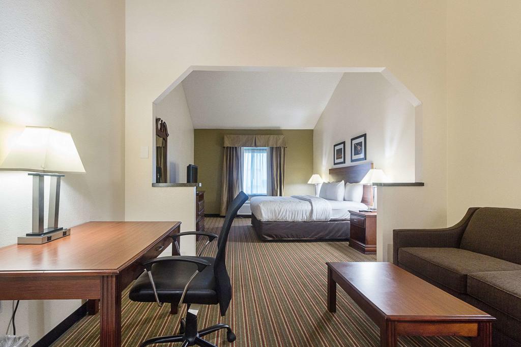 Quality Inn & Suites West Chase - thumb 1