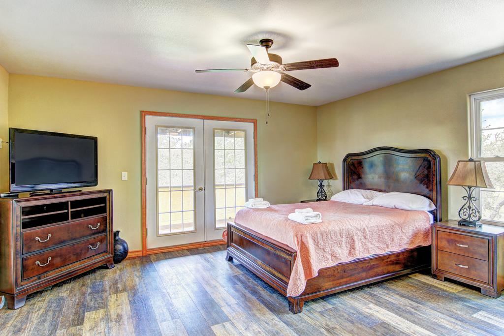 Ranch Living! Located On 18 Acres! Close To The Boat Ramp! Private Pond - thumb 1