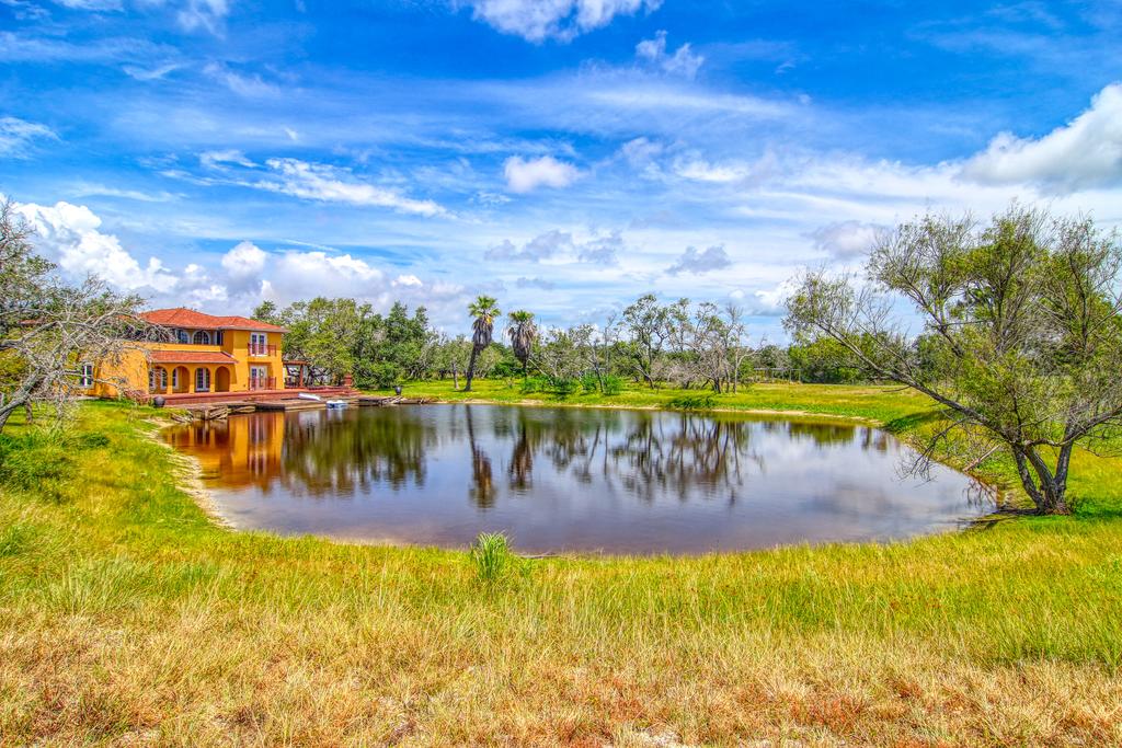 Ranch Living! Located On 18 Acres! Close To The Boat Ramp! Private Pond - thumb 3