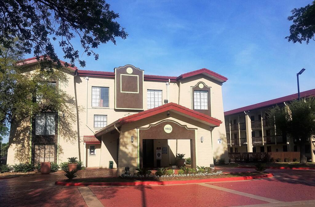 Red Roof Inn & Suites Houston- Hobby Airport - thumb 0
