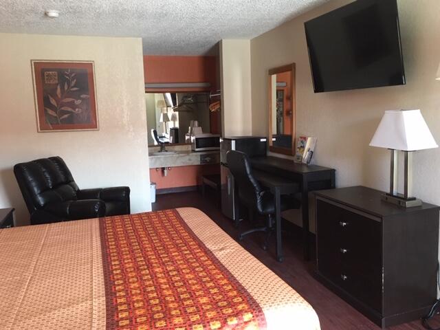Regency Inn & Suites Bay City - thumb 1