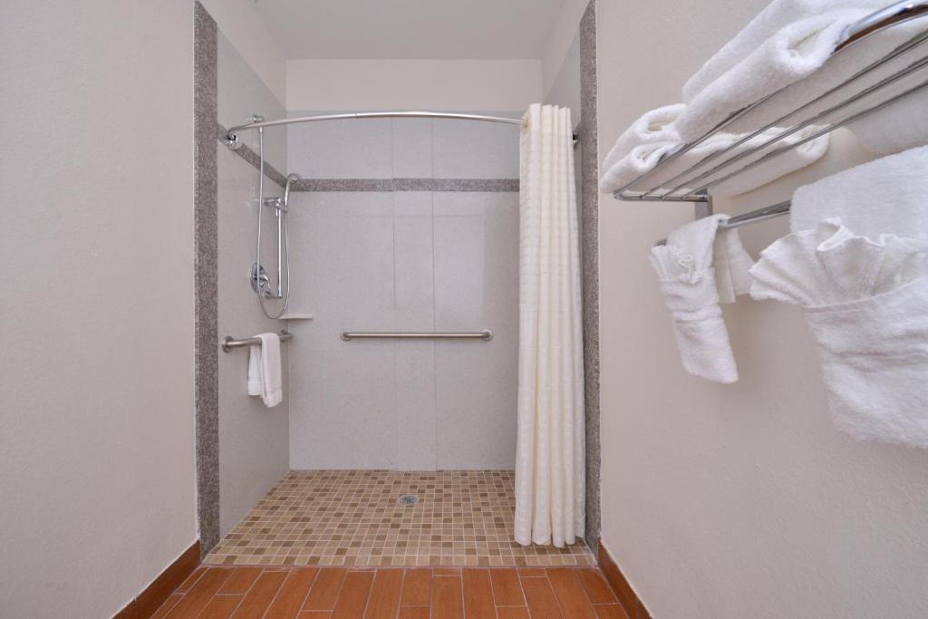 Regency Inn & Suites- NW Houston - thumb 2