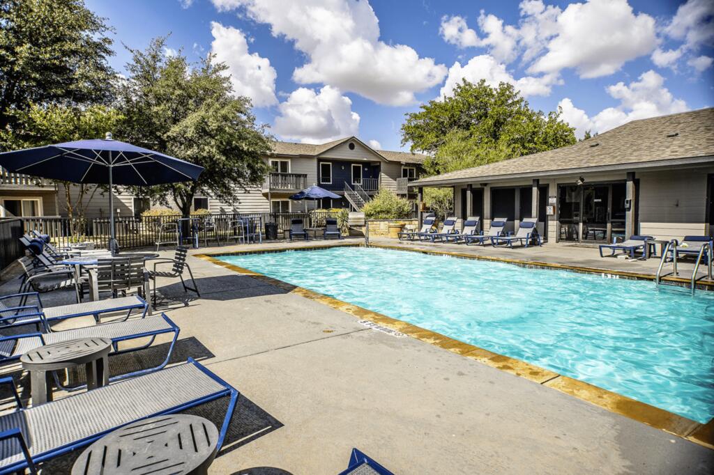 Relating 1 BR Suite And Fitness Center - thumb 2