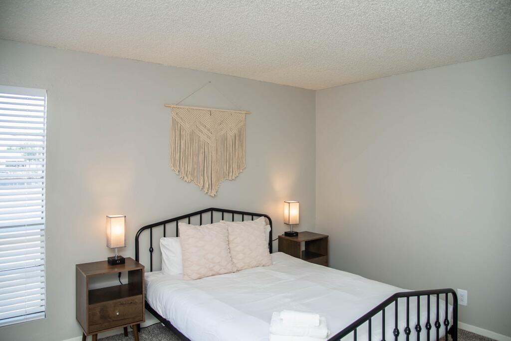 Relaxing 1BR Getaway In Heart Of Midland - thumb 1