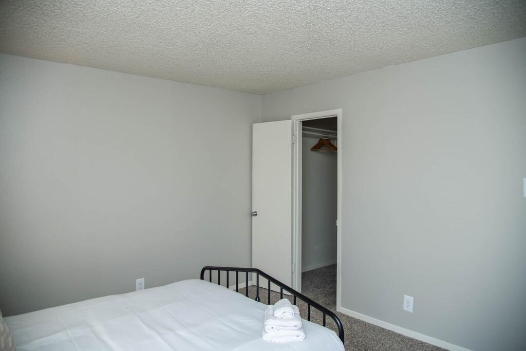 Relaxing 1BR Getaway In Heart Of Midland - thumb 3