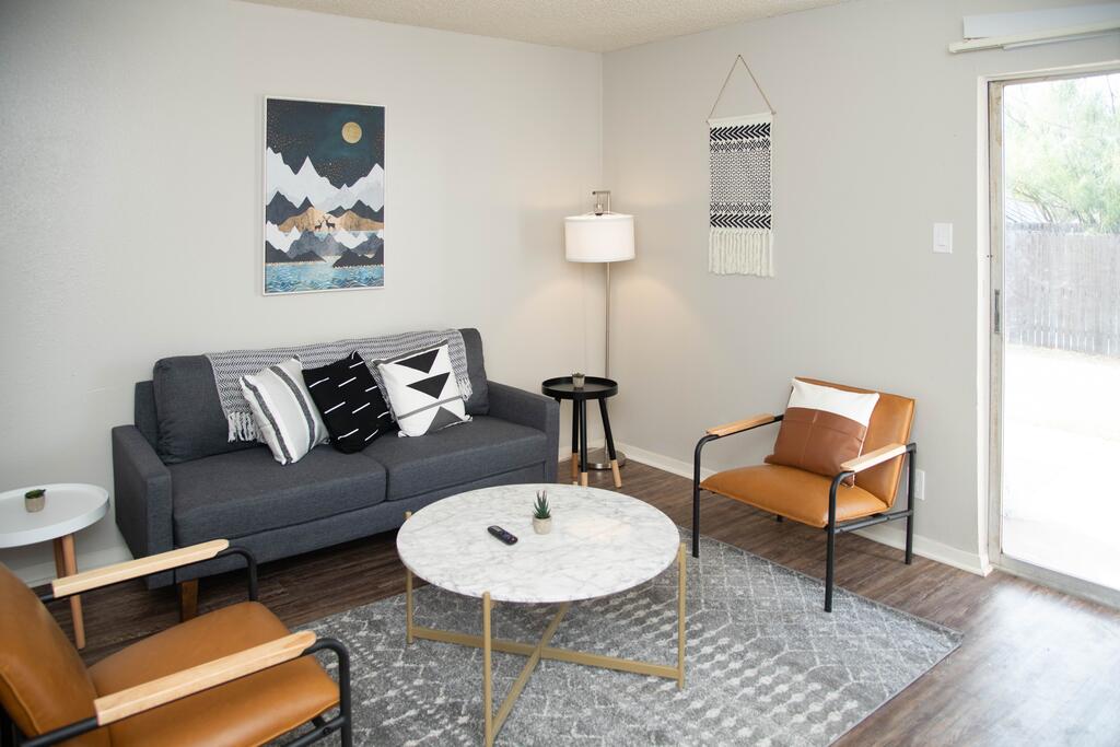 Relaxing 1BR Getaway In Heart Of Midland - thumb 0