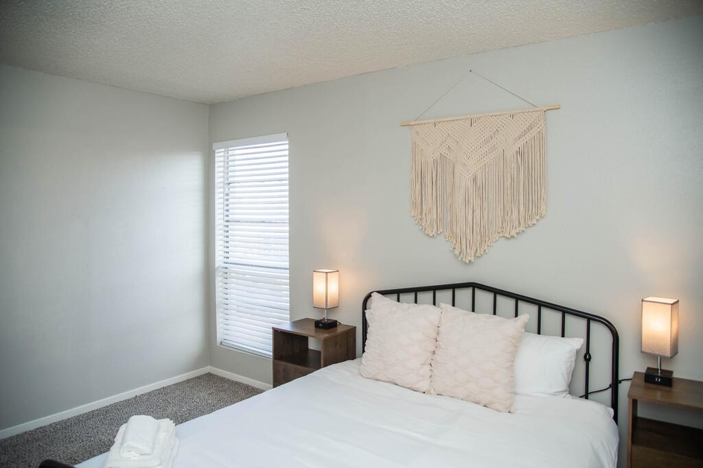 Relaxing 1BR Getaway In Heart Of Midland - thumb 2
