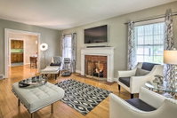 Retro Apartment with Dry Bar about 2 Miles to Dtwn Accommodation Texas