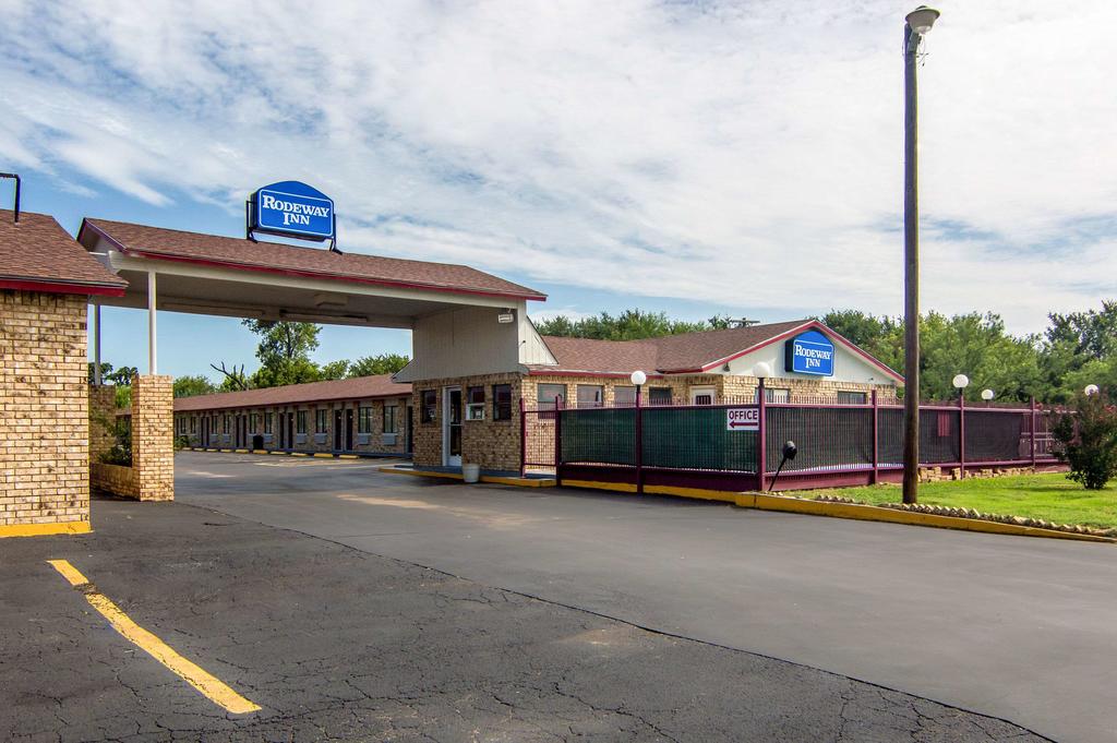 Rodeway Inn - thumb 0
