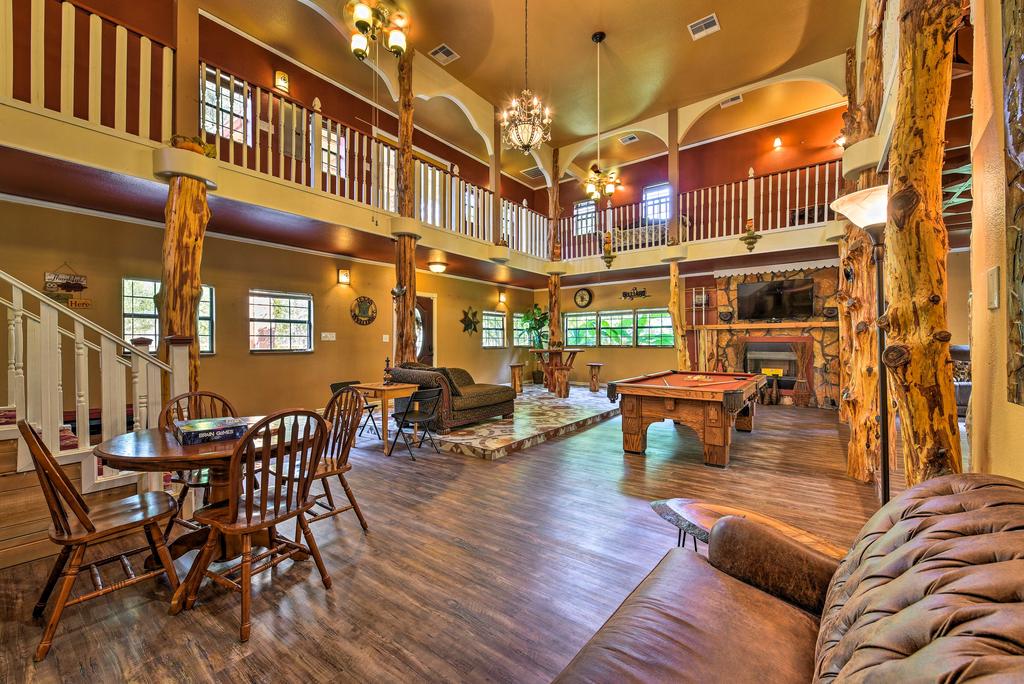 Spacious Conroe Home With Foosball & Pool Table! - thumb 3