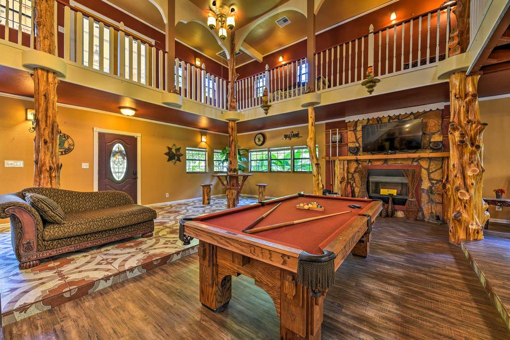 Spacious Conroe Home With Foosball & Pool Table! - thumb 0