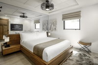 Style and Luxury One Block Off Main - Double Queen Suite Accommodation Texas