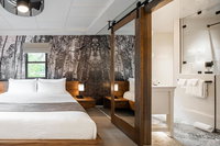 Style and Luxury One Block Off Main - King Suite Accommodation Texas