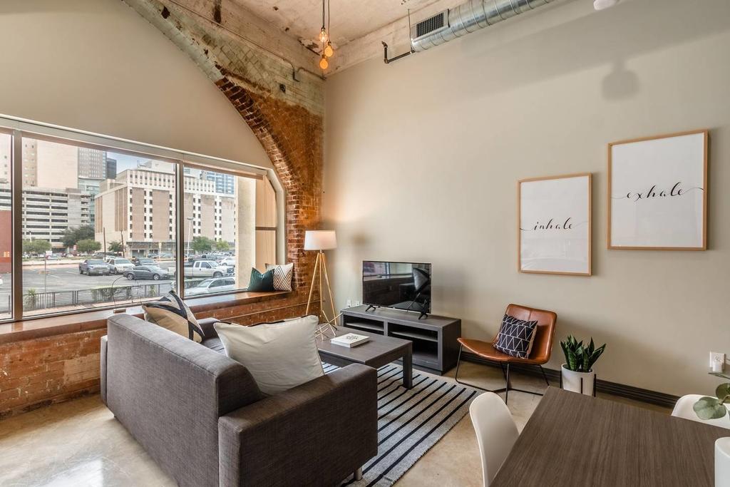 Stylish & Walkable 2 BDRM In Heart Of Downtown! - thumb 1