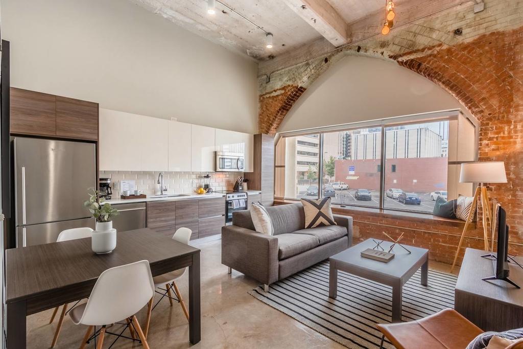 Stylish & Walkable 2 BDRM In Heart Of Downtown! - thumb 0