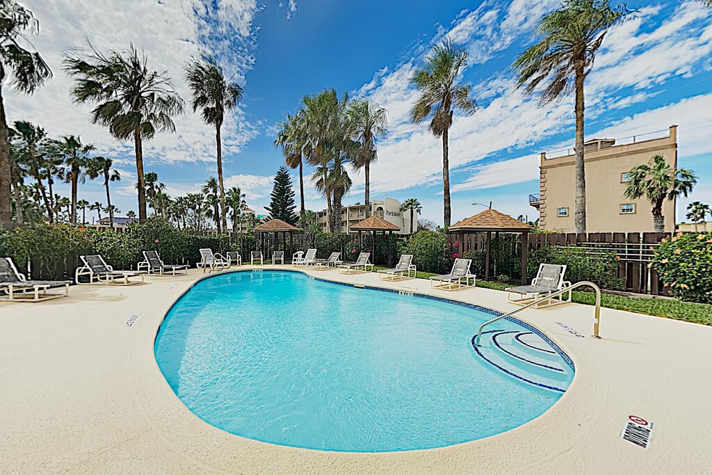 Stylish Beach Condo With Balcony, Pool & Hot Tub Condo - thumb 2