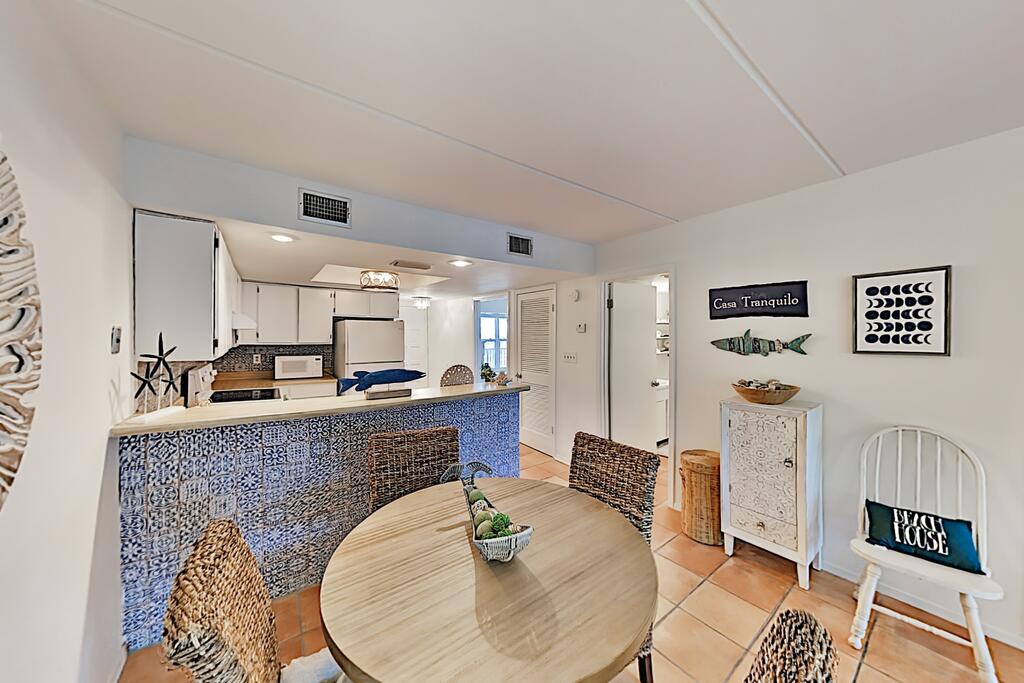 Stylish Beach Condo With Balcony, Pool & Hot Tub Condo - thumb 3