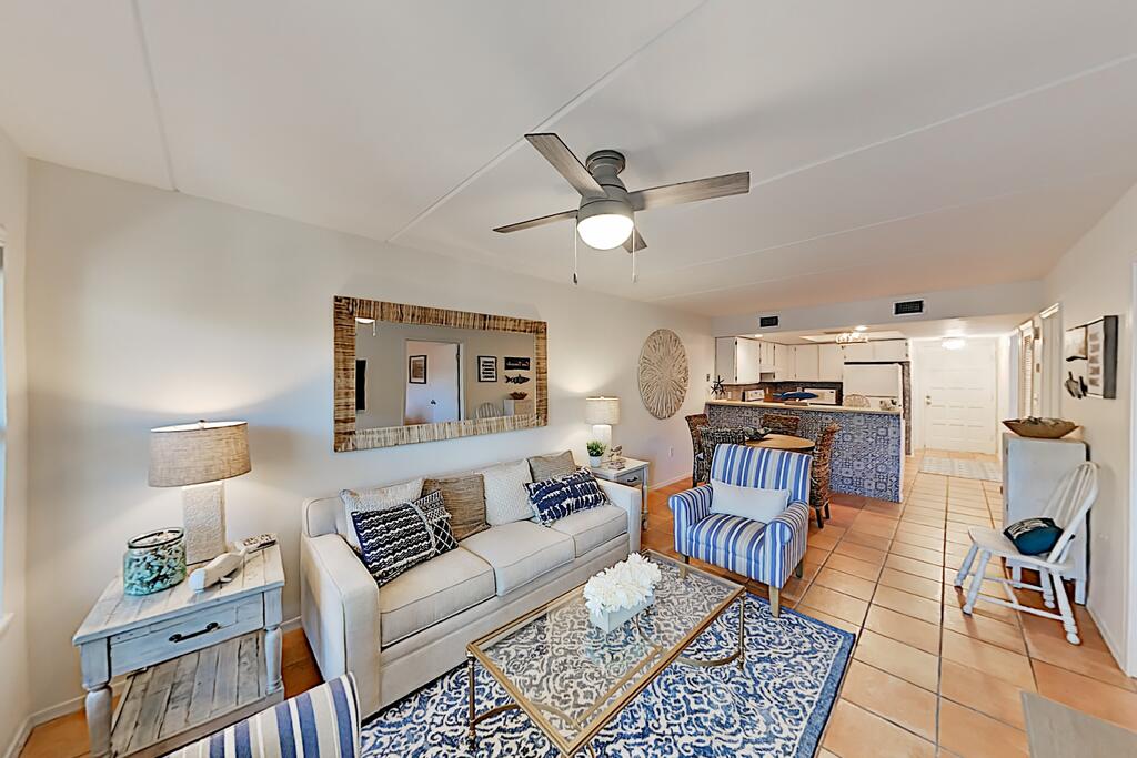 Stylish Beach Condo With Balcony, Pool & Hot Tub Condo - thumb 0