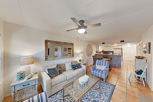 Stylish Beach Condo With Balcony, Pool & Hot Tub Condo