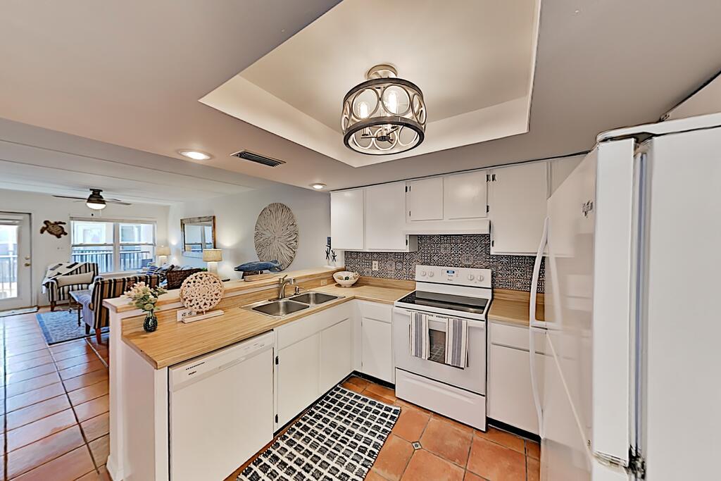 Stylish Beach Condo With Balcony, Pool & Hot Tub Condo - thumb 1