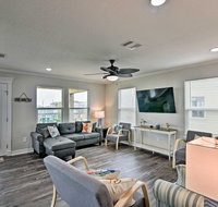 Sunny Beach Cottage with Deck - 300 Ft to Ocean - Accommodation Texas