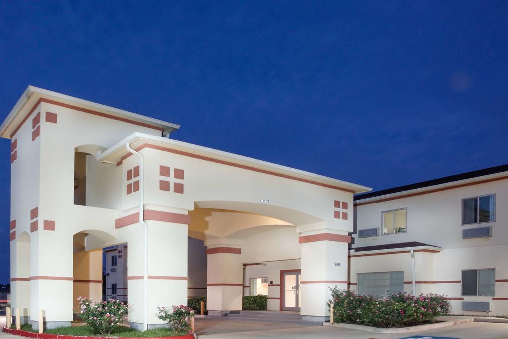Super 8 By Wyndham Brenham TX - thumb 2