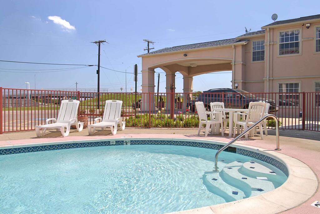 Super 8 By Wyndham Forney/East Dallas - thumb 0