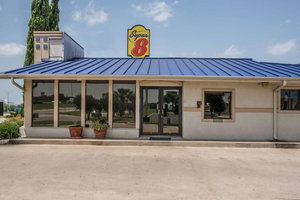 Super 8 By Wyndham San Marcos