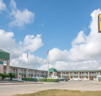 Super 8 by Wyndham Seguin - Accommodation Texas