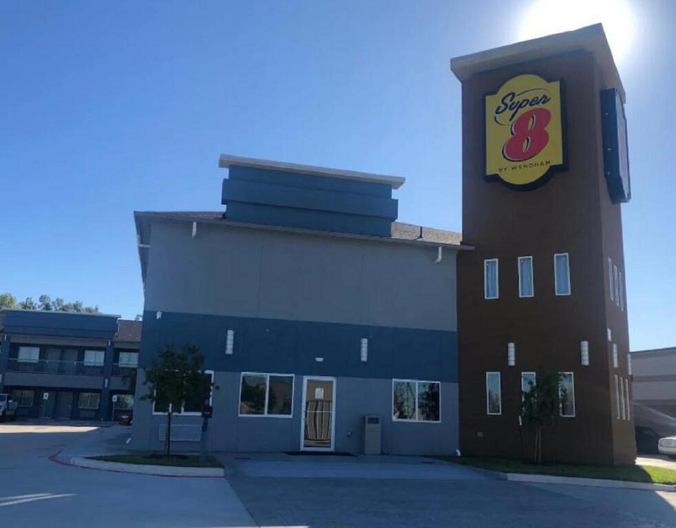 Super 8 By Wyndham Spring/North Houston - thumb 1