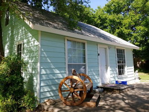 Super Cute 2 Bd/ 1 Bath, Pets Under 40 Lbs Welcome