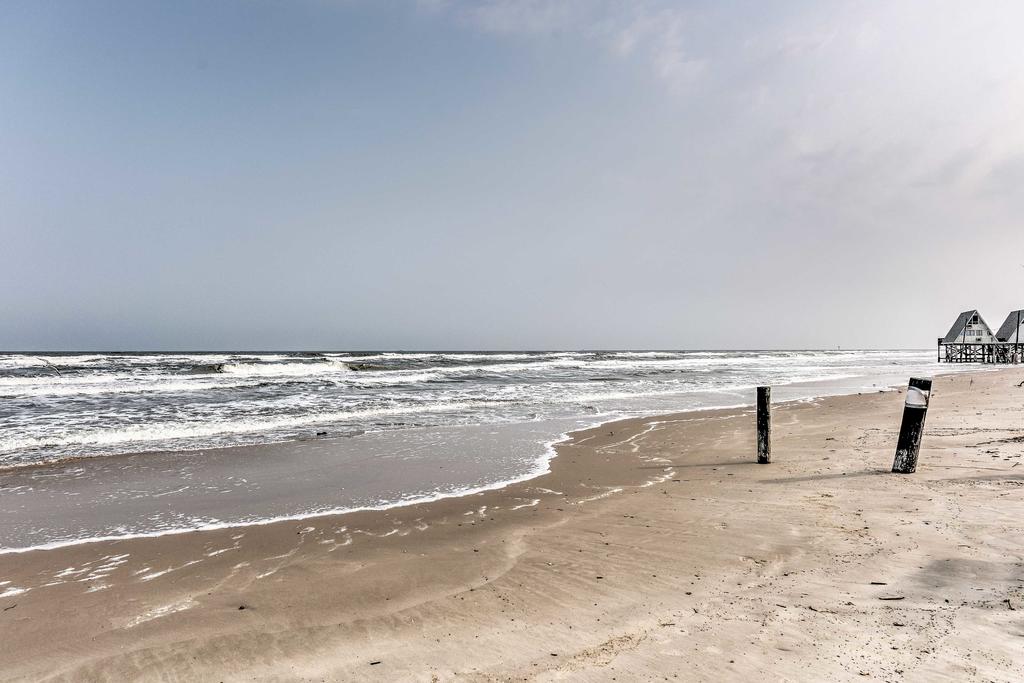 Surfside Beach Home With Large Deck, 1 Block To Beach - thumb 2