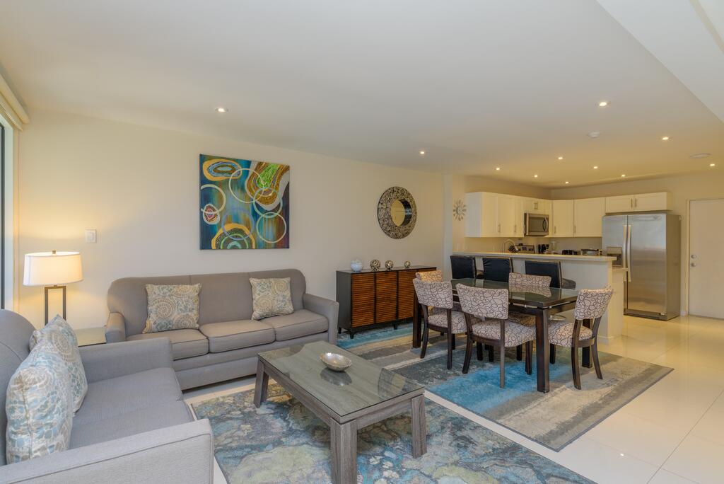 The Ocean Is Waiting! Close To Beach & Pool In Beautiful Beachfront Resort