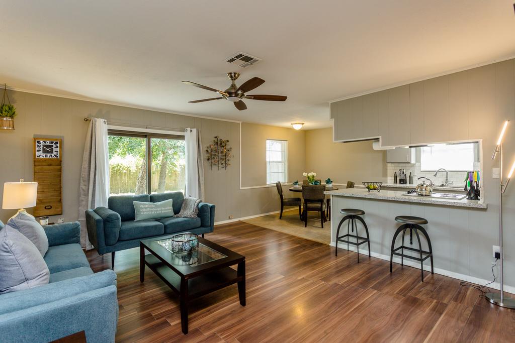 The Red Door Sunflower - Updated Home In Houston - thumb 0