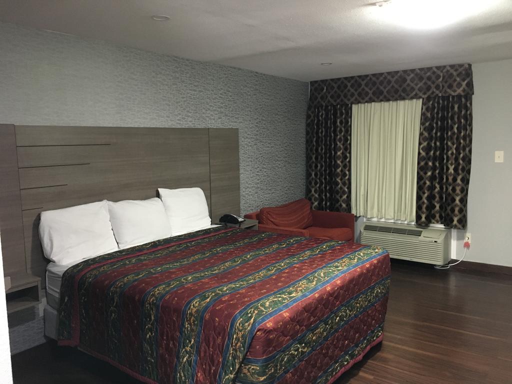 Travel Inn & Suites - thumb 2