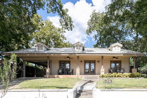 Tuscan Retreat - Hot Tub - Fireplace- Walk To Main