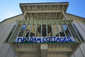 Two Dam Guest Cottages- Tree Top Suite