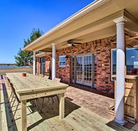 Updated Lakefront Corsicana Home with New Deck - Accommodation Texas