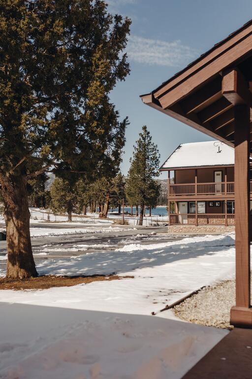 Vintage Lakeside Inn - thumb 3