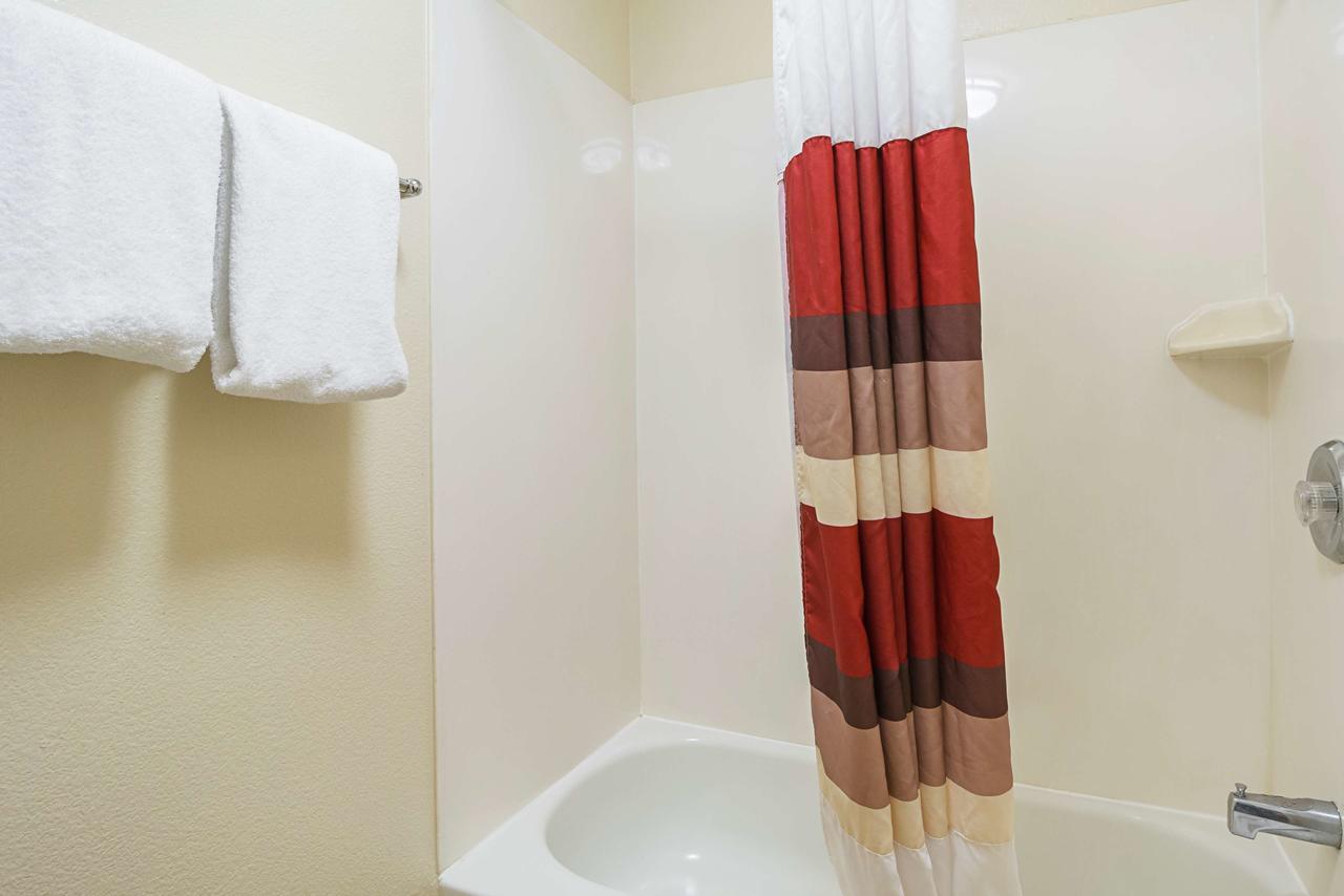 Red Roof Inn PLUS + Phoenix West - thumb 19