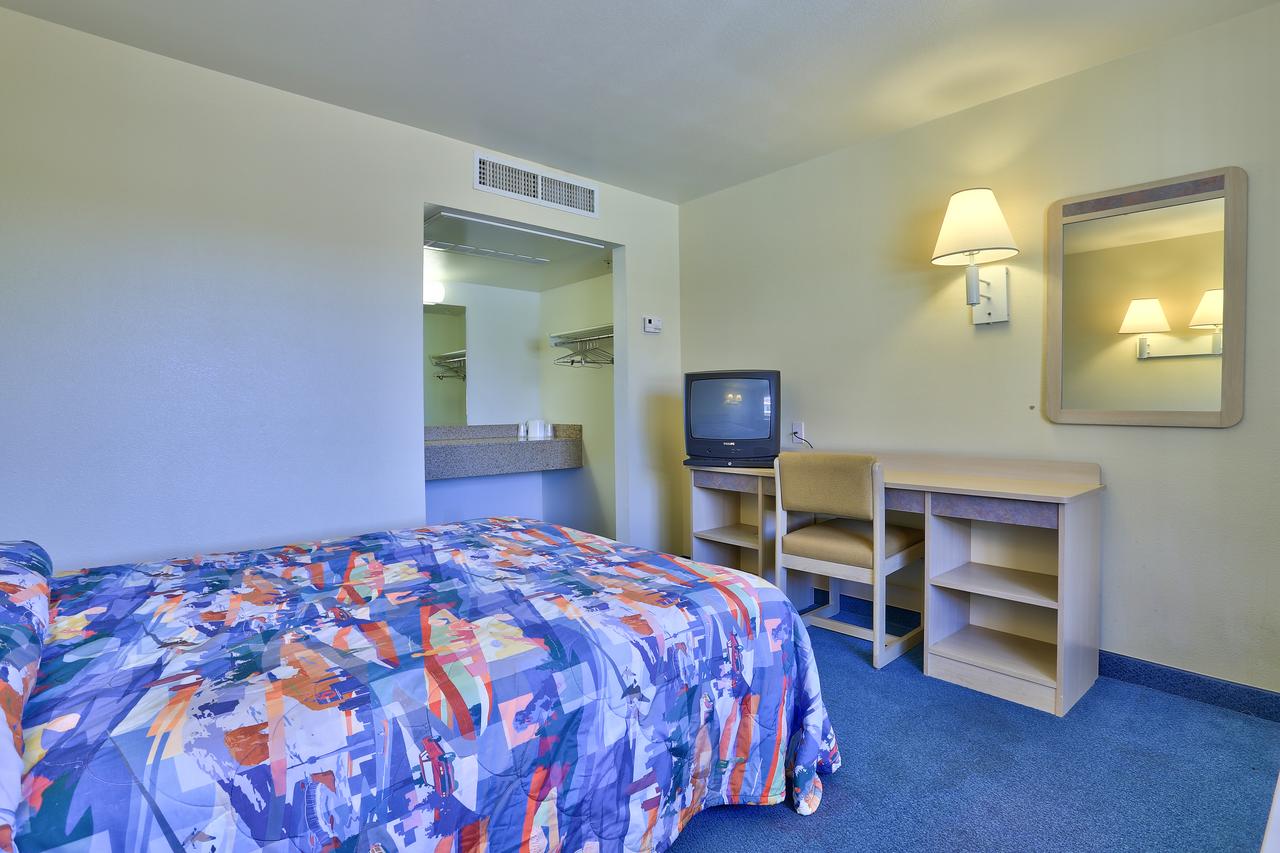 Motel 6 Kingman, AZ - Route 66 East - thumb 16