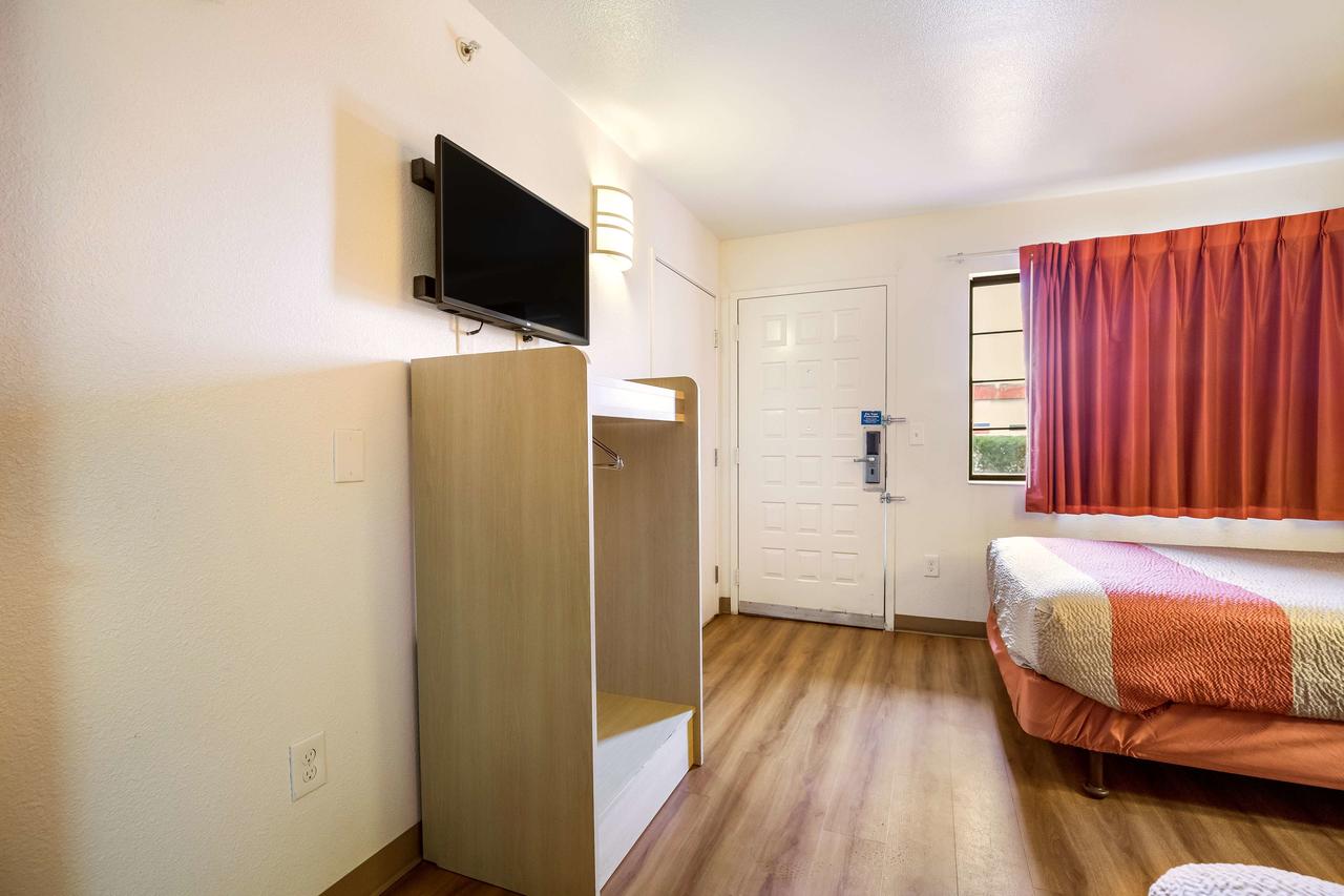 Motel 6 Kingman, AZ - Route 66 East - thumb 42