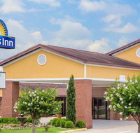 Days Inn by Wyndham Lake Village - Accommodation Texas