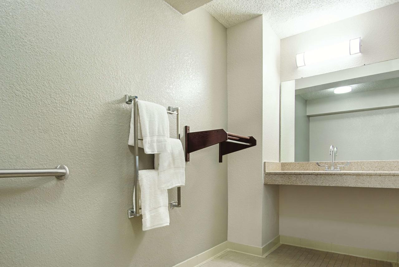 La Quinta Inn By Wyndham West Palm Beach - Florida Turnpike - thumb 32