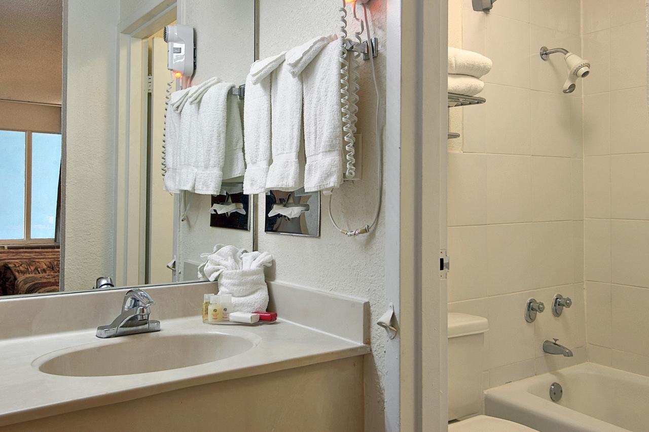Ramada By Wyndham Fort Lauderdale Airport/Cruise Port - thumb 8
