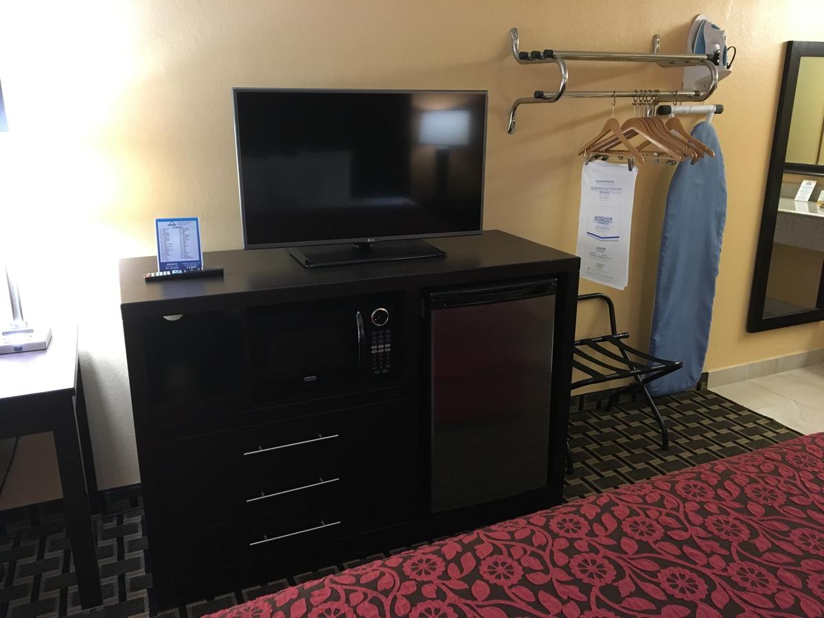 Days Inn By Wyndham Sarasota Bay - thumb 1