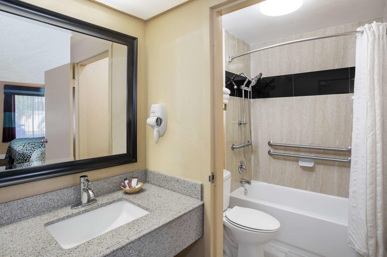Days Inn By Wyndham Sarasota Bay - thumb 17