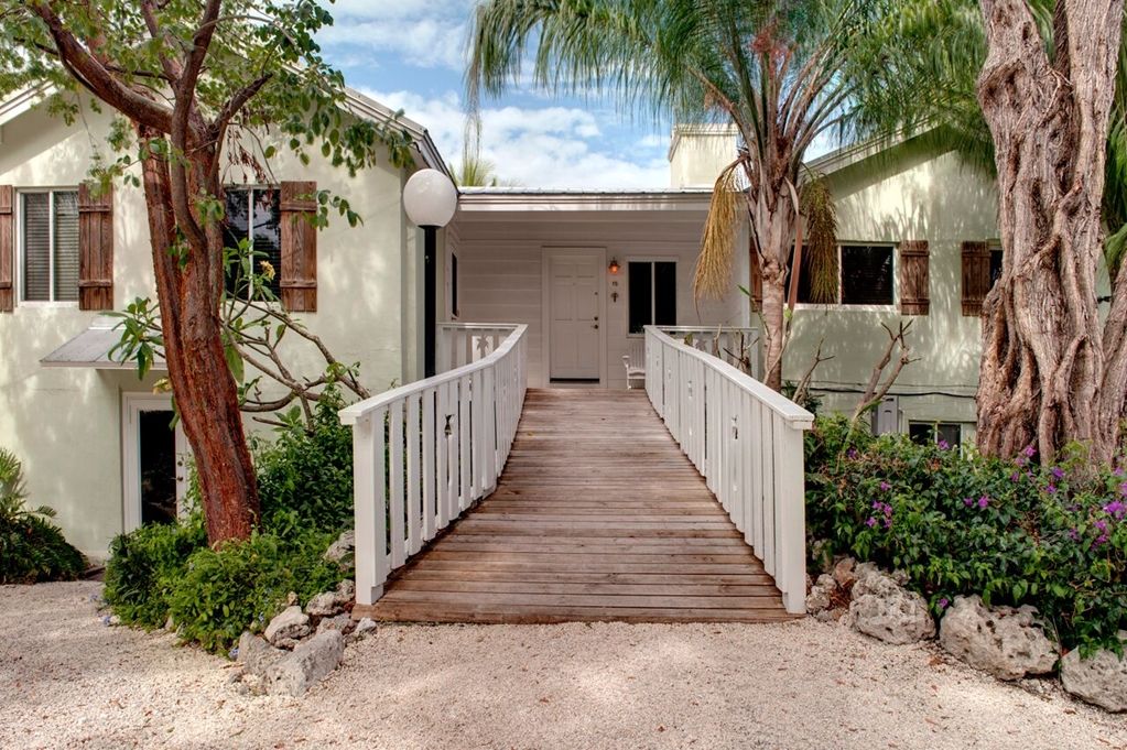 Coconut Palm Inn - thumb 0