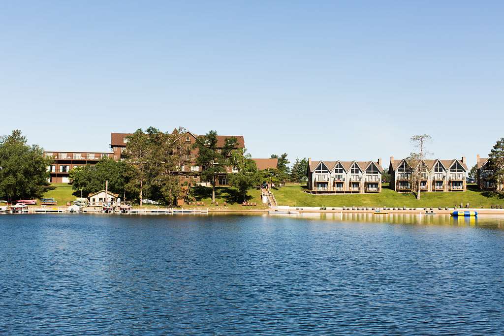 Maddens On Gull Lake - thumb 3